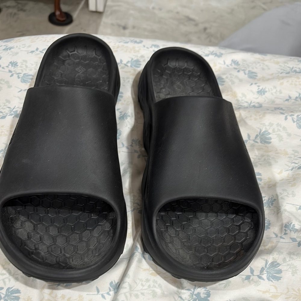 Columbia Black Sandals with Textured Footbed